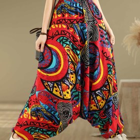Resim Kadınların Canlı Bohemik Baskılı Geniş Bacaklı Pantolonları - Yüksek Bel, Bol Kesim, Renkli Geometrik ve Çiçek Desenleri, Beyaz Spor Ayakkabılar, Siyah Omuz Çantası, Rahat Kıyafetler İçin Mükemmel, Pantolonlar 