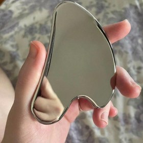 Resim 1 adet Paslanmaz Çelik Kalp Şekilli Gua Sha Aracı Yüz Masajı için, Hipoalerjenik Taşınabilir Kas Rahatlatma Masaj Tahtası, Elektrik veya Pil Gerektirmez, Yüz Masaj Aracı | Ergonomik Tasarım | Dayanıklı Gua Sha Aracı, Yüz Masaj Aracı 