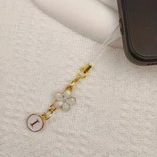 Resim 1 adet Beyaz Beş Yapraklı Çiçek ile Alaşım Harf A-Z Mobil Telefon Şarkı, Çeşitli Mobil Telefon Dekorasyonları için Uygun, Tatil Hediyeleri 