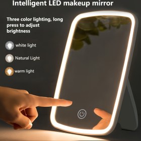 Resim Şık beyaz LED makyaj aynası - ayarlanabilir parlaklık, dokunmatik sensörlü, cilalı yüzey, stand dahil - 3 AAA pil ile çalışır (piller dahil değildir), tuvalet masası için ideal 