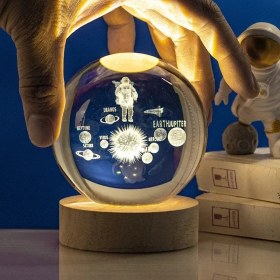 Resim Hediyesahibi Isme Özel Büyük Boy Işıklı Ahşap Kare Kaideli Uzay ve Astronot Temalı Cam Küre 8cm 