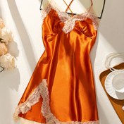 Resim Gevşeme için evde romantik bir hava sunan, tüm çekici eğrileri ve askılı seksi ve sevimli bir gece tişörtü. 
