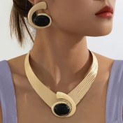 Resim Kadınlar için şık altın tonlu vintage tarz takı seti - Dikkat çekici kolye ve eşleşen küpeler, plastik detaylarla alaşımlı, rahat kıyafetler veya özel günler için mükemmel, vintage takı 