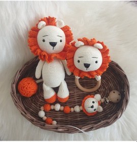 Resim Amigurumi Yenidoğan Turuncu Yeleli Aslan Uyku Arkadaşı , Emzik Zinciri Ve Çıngırak 3'lü Set 