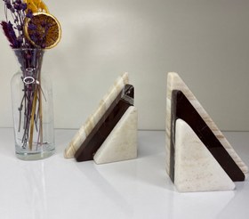 Resim Üçgen Mermer Kitap Tutucu – Şıklığı ve Düzeni Buluşturan Tasarım - Triangle 