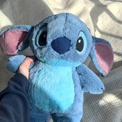 Resim Disney Lisanslı Stitch & Angel Peluş El Isıtıcı Su Şişesi - Yumuşak Kumaş Malzeme, Taşınabilir Sıcak Su Torbası ve Etkileşimli Oyun Figürü, Mavi, Disney Hayranları İçin İdeal Hediye, Sevimli Karakter Tasarımı, Pelüş Dokulu 