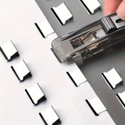 Resim 1 Set Dayanıklı Demir Kağıt Klipsleri ve İtme Çivileri - Ofis Belgelerini Düzenlemek, Öğrenci Düzenlemek ve Daha Fazlası İçin İdeal - Ev ve Ofis Kullanımı İçin Mükemmel, Belge Düzenleme | Şık Metal Kaplama | Dayanıklı İnşaat, Kağıt Klipsleri Tutucu 