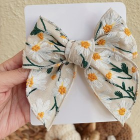 Resim Kız Çocukları İçin 3-14 Yaş Aralığı - Polyester Beyaz Çiçekli Büyük Toka Aksesuarı İşlemeli Papatya Fiyonklu Saç Tokası 