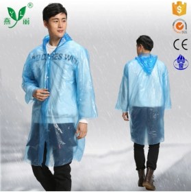 Resim Kapüşonlu Ince Şeffaf Yağmurluk - Unisex Tasarım, Hafif ve Dayanıklı Naylon Malzeme, Çıtçıtlı Yapı ile Kolay Giyilir, Taşınabilir Yapısıyla Yağmurda Pratik ve Etkili Koruma Sunar 