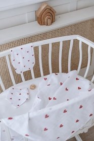 Resim (1055)%100 Organik Pamuk Çift Katlı Kalp Desenli Müslin Örtü Seti (100x100 muslin-Üçgen Önlük-Omuz Bezi) Renkli Tek Ebat 