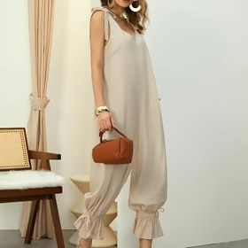 Resim Kadınlar için Rahat Bej Kolsuz Tulum, V Yaka ve Ruffle Detaylı - Bahar/Yaz için Mükemmel, Rahat Sandaletler, Şık Küpeler, Rahat Giyim|Ruffle Detaylı Tulum|V Yaka Tulum 