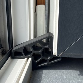 Resim 1 Ağır Hizmet Tipi Kapı Durdurucu - İç/Dış Mekan Kullanımına Uygun, Kolay Kurulum/Söküm, Balkon ve Pencere Kapıları için Uyumlu - Evler, Ofisler, Oteller, Teraslar için İdeal, Fırçalanmış Metal Yüzey, Sağlam Yapı, Ray Sabitleme Kiti Dahil, Otel Aksesuarı, Ofis Güvenliği, Şık Tasarım, Modern Bariyer, Dayanıklı Plastik, Çıkarılabilir Bariyer, Mülk Yöneticileri, Ticari Alanlar 