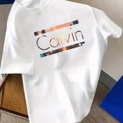 Resim Erkekler için Günlük "Calvin" Harf Grafikli Tişört - Mürettebat Boyun, Yumuşak Polyester Kumaş, Mavi ve Turuncu Baskılı Bej, Günlük Giyim ve Dış Mekan Sokak Stili için Mükemmel, Rahat Tişört | Makinede Yıkanabilir Gömlek 