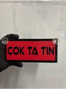 Resim Kırmızı Renk Üzeri Siyah Renk Çok Ta Tın Yazılı Vantuzlu Cam Süsü 