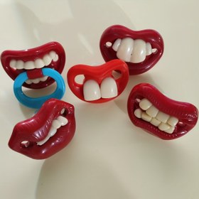 Resim Komik Buck Diş Bebek Suyu - Yenilik Kırmızı Dudak ve Beyaz Ağız Tasarımları, Dayanıklı Plastik, Pil Gerektirmez, Parti Hediyeleri ve Yetişkin Komik Dekor için Mükemmel 