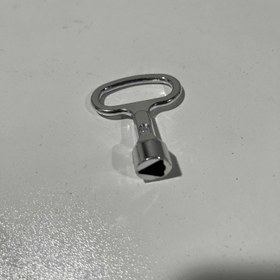 Resim 1 adet Evrensel Anahtar Kaldırma Anahtarı Bakım El Kitabı Elektrik Dolabı Anahtarı Mini Güç Kilidi Gümüş Kutu Kontrol Üçgen Anahtar, Kapıları, Asansörleri, Vagonları, Metroları, Su Vanalarını, Elektrik Dolaplarını Açabilir, Asansörler, Elektrik Dolapları, Kutular, Trenler, Dolaplar vb. için Uygun 
