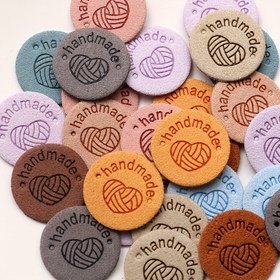 Resim 20 Adet Çeşitli El Yapımı Etiketler Vinil Suede Deri Etiketler Knitwear, Çantalar, Şapkalar ve Aksesuarlar için - Giyim ve El Sanatları için Yumuşak Suni Suede Süslemeler 