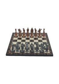 Resim Gifthome Büyük Boy Metal İngiliz Satranç Takımı Antik Ve Katlanır Ceviz Desenli Mdf Satranç Tahtası 43x43 Cm. 