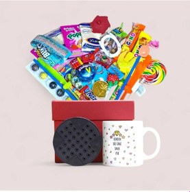 Resim Nostaljik Sürprizlerle Dolu Kırmızı Hediye Kutusu Ve Benden Bir Tane Daha Yok Baskılı Kupa Bardak 