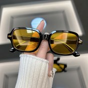 Resim 1 adet Vintage Kare Moda Gözlük Kadınlar ve Erkekler için - Şık Retro Minimalist Küçük Çerçeve, Siyah Plastik Sarı Detaylar, Ayna Lensler, Rahat veya Sporlu Görünüm, Günlük Moda Gözlükleri | Retro Minimalist Tasarım | Dayanıklı Gözlükler 