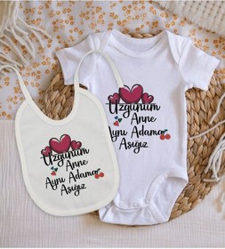 Resim Bitmeyenkartus Bk Kids Aynı Adama Aşığız Tasarımlı Bebek Body Zıbın Ve Mama Önlü Çok Renkli 