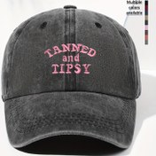Resim Bir Unisex Pembe Beyzbol Şapkası, "TANNED AND TIPSY" işlenmiş kelimelerle bir Vintage Yıkanmış Görünüm, Hem Erkekler Hem de Kadınlar İçin Uygun. Bu Ayarlanabilir Açık Hava Şapkası, Tüm Mevsimlerde Günlük Giyim İçin Mükemmel. 