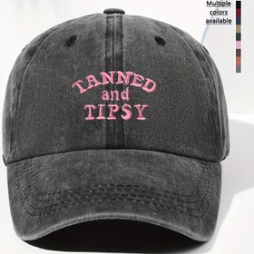 Resim Bir Unisex Pembe Beyzbol Şapkası, "TANNED AND TIPSY" işlenmiş kelimelerle bir Vintage Yıkanmış Görünüm, Hem Erkekler Hem de Kadınlar İçin Uygun. Bu Ayarlanabilir Açık Hava Şapkası, Tüm Mevsimlerde Günlük Giyim İçin Mükemmel. 