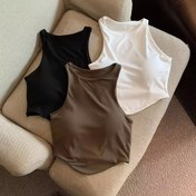 Resim Kadınlar için göğüs pedleri ile üç minimalist entegre kolsuz üst, trend kısa kollu alt tişörtler ile birlikte gelen bir set. 