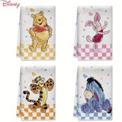 Resim Piglet, Tigger ve Eeyore ile Winnie The Pooh El Havluları Pembe, Sarı ve Mavi Renklerde. Bu Sevimli ve Komik Karikatür Mikrofiber El Havluları 16*24 İnç (40*60 Cm) Boyutunda ve Banyo, Mutfak, Oturma Odası, Spor Salonu, Açık Hava Aktiviteleri ve Seyahat Konakları için Uygun. 