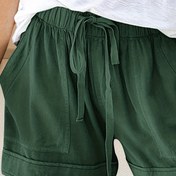 Resim Kadınlar için Rahat Düz Renk Yeşil Şortlar, Ayarlanabilir Bağcıklı Bel, Dantel Detayları ve Esnek Bel Bandı - Hafif Polyester Kumaş ile Yaz Konforu 