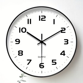 Resim 1 Adet Modern Minimalist Yuvarlak Duvar Saati - Sessiz Tiktaksız Analog Saat, Pil ile Çalışan (AA Dahil Değildir) - Şık Siyah Kenarlı & Beyaz Yüzeyli - Oturma Odası, Yatak Odası, Ofis, Mutfak için Ev Dekor Hediyesi - 25.4-40.64 cm Boyutlarda Mevcut - Dayanıklı Plastik Yapı, Zarif Rakamlı Tasarım 