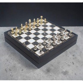 Resim Lüks Sandıklı Metal Satranç Takımı Krom Kaplama Klasik Gold Temalı Figür Mermer Desen Zemin 20 Cm. 