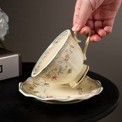 Resim Altın kenarlı vintage çiçekli seramik kahve kupa ve fincan altlığı seti, elde yıkanabilir yeniden kullanılabilir çay kupaları, yuvarlak süslü süt kupaları, kahvaltı için çok yönlü yetişkin bahçe temalı içecek seti, Sevgililer Günü hediyesi 