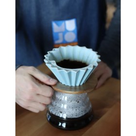Resim Mujo Coffee V60 Ahşap Standlı Seramik Dripper Kahve Potu Seti Vol1 