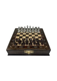 Resim Gifthome Premium Orta Boy Metal İşlemeli Klasik Satranç Takımı Ve Sandıklı Masif Ahşap Satranç Tahtası 28x28x5,5 Cm. 