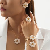 Resim Bir Romantik ve Nazik Beyaz Çiçek Kolye, Bir Çift Küpe, Bir Yüzük, Bir Bilezik ve Bir Bilezik İçeren Beş Parça Kadın Takı Seti. 