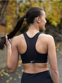 Resim Nike Swoosh Orta Destekli Dolgulu Önü Fermuarlı Kadın Spor Sütyeni Siyah 