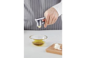 Resim Skygo Hazneli Paslanmaz Metal Sarımsak ve Zencefil Ezici Doğrayıcı 