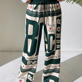 Resim Kadınların Trendy Sokak Rahat Spor Pantolonları, Harf Baskıları, Renkli Çizgiler, Bağcıklı ve Düz Bacaklı Tasarımıyla. 