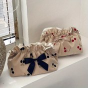 Resim 1 adet Kadınlar için Kiraz Desenli Kadife Makyaj Çantası, Büyük Kapasiteli Polyester Seyahat Kozmetik Çantası, Fiyonk Detaylı, Kokusuz Taşınabilir Depolama Düzenleyici, Makyaj Seyahat Çantası 