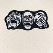 Resim Kafatası nakış yaması siyah ve beyaz nakış etiketi ceketler, şapkalar için ütülenebilir DIY el işleri Halloween aksesuarları 