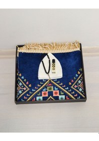 Resim Erkekler İçin Seccade Takke Tesbih Esans Hediyelik Seti Kilim Desenli Kadife Astarlı Seccade Ve Özel Kutulu Lüks Hac Umre Hediyesi Lacivert 