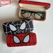 Resim 1 adet Marvel Spider-Man Gözlük Kutusu - Siyah ve Beyaz Örümcek Ağı Tasarımı, Taşınabilir Suni Deri Depolama Kutusu, Hediye Olarak İdeal, Noel, Paskalya, Şükran Günü, Sevgililer Günü, Gözlük Depolama | Örümcek Adam Teması | Dayanıklı Depolama Kutusu, Örümcek Adam Aksesuarları 