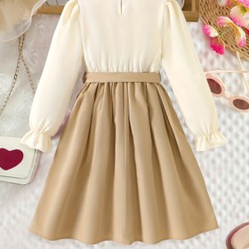 Resim Bu Zarif Uzun Kollu Elbise Kızlar İçin İki Büyük Çiçek Göğüs Üstünde, Yaka ve Manşetler ile Düzenli, Eşleşen Kemer ile Tamamlanır, Dış Mekan Giyiminde Mükemmel Bir Seçenek Olur. 