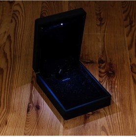 Resim Kenpazar Işıklı Siyah Renk Kolye Kutusu 