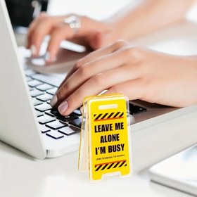 Resim 1 adet Vintage Komik Akrilik Masa İşareti "Rahatsız Etmeyin Meşgulüm" - Üniseks Ofis Dekoru Hediye, Çok Fonksiyonlu Oda Dekoru, Güç Gerekmez, Tüysüz, Plastik Malzeme, Evrensel Tatil Kullanımı 