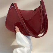 Resim Basit ve şık her tarza uygun omuz çantası, yeni stil koltukaltı çanta, modaya uygun kadın el çantası, patentli düz renk parlak moda çapraz çanta, günlük işe gidiş-geliş, alışveriş ve hediye için ideal. Üç renk seçeneği 