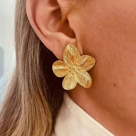 Resim Kadınlar için şık altın çiçekli stud kulaklık çifti - Basit ama zarif tasarım, günlük kullanım veya hediye için mükemmel, dayanıklı demirden üretilmiş, yazlık tarzında takı|Azimli kulaklık|Sleek Finis 