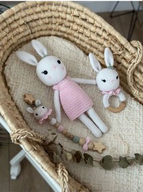 Resim Amigurumi Beyaz Tavşanlı Uyku Arkadaşı Çıngırak Emzik Zinciri Set Organik Oyuncak Pembe 
