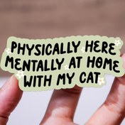 Resim Kedi Severlerin Keyfi: 'Vücudum Burada, Kalbim Kedininle Evde' Sticker - Günlükler, Defterler, Dizüstü Bilgisayarlar & Su Şişeleri İçin İdeal 